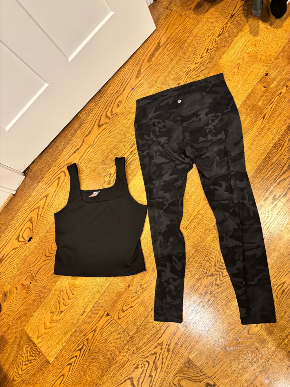 Lululemon Women’s camo Black GreyLeggings Size 8 With Tank Size L Tag Cut Out .